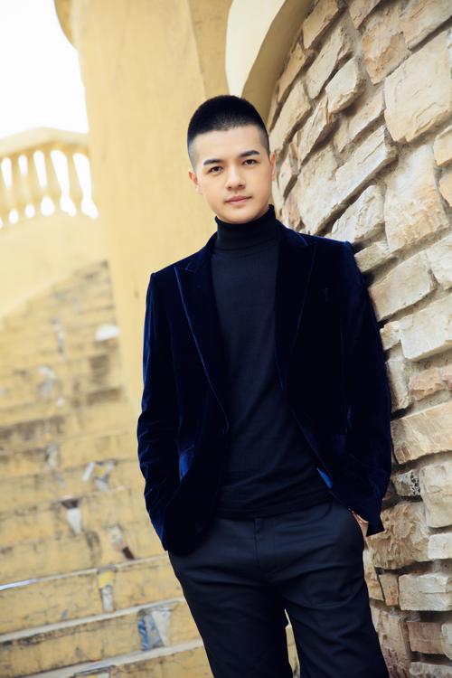一邓卓轩的智慧之笔名字背后的文化传承

**